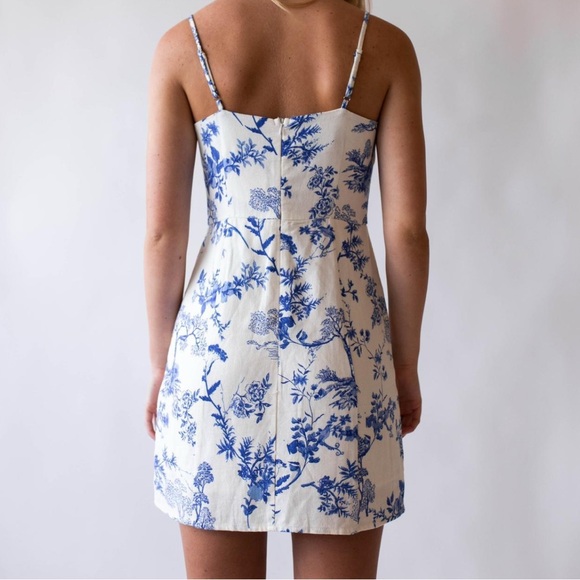 En Creme Dresses & Skirts - En Creme Blue and White Floral Mini Dress